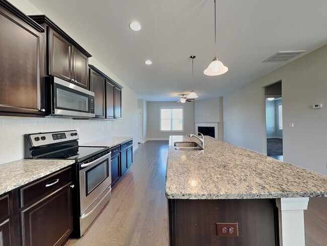 Building Photo - 43 Rowland Dr