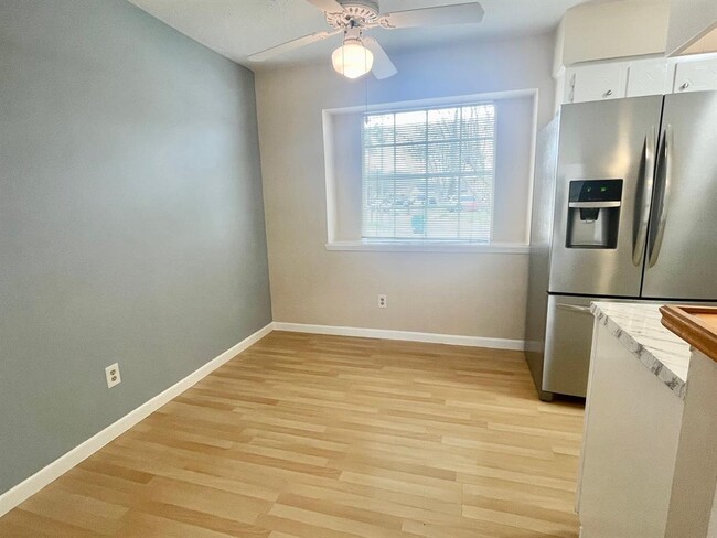 Building Photo - 5039 Parkland St