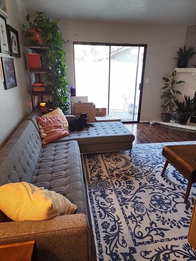 Foto del edificio - Adorable 2/2 Pocket Area Half-Plex!  PLEAS...
