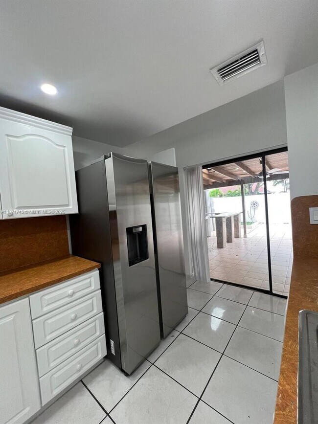 Foto del edificio - 526 NW 99th Ct