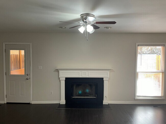 Building Photo - Townhome 3x2.5 For Rent