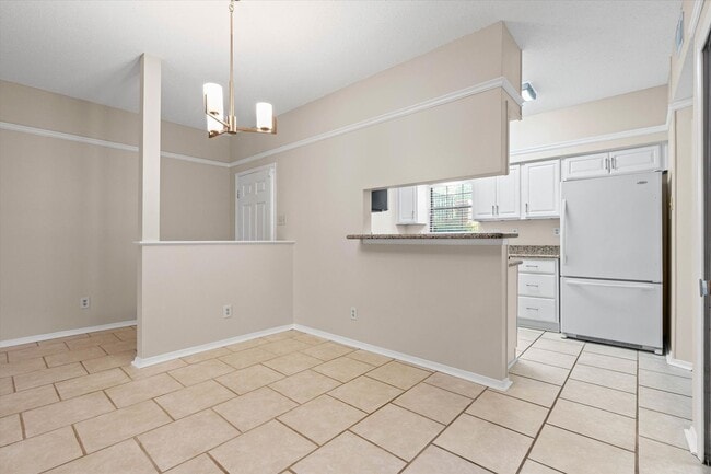 Building Photo - Convenient Grelot Rd Condo