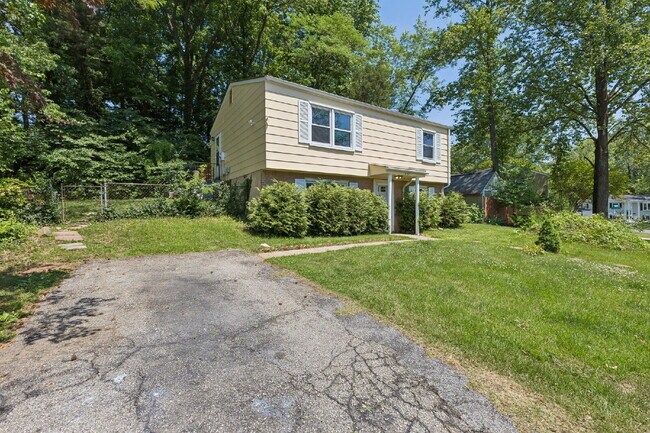 Photo - Beautiful 2 Levels Detached Home, with lots of upgrades.