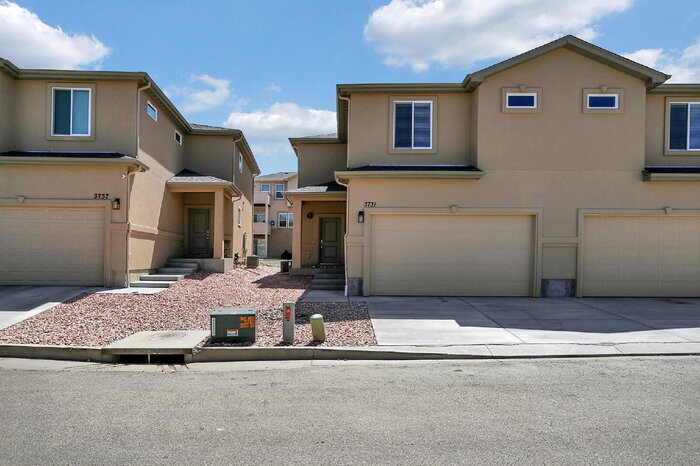 Foto principal - Modern 3-Bedroom Townhome – Conveniently L...
