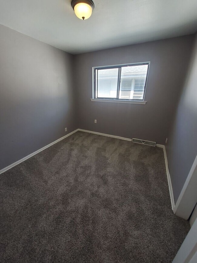 Foto del edificio - 5826-5828 N 93rd St. (Duplex)