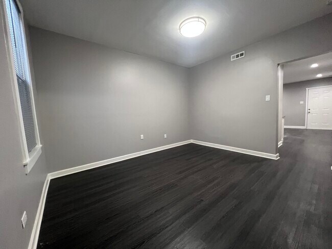 Building Photo - 2848 S Sawyer Ave