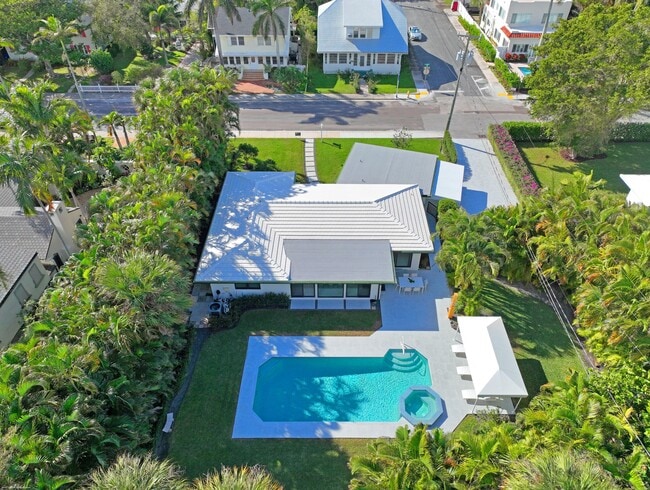 Building Photo - 328 N Lakeside Dr