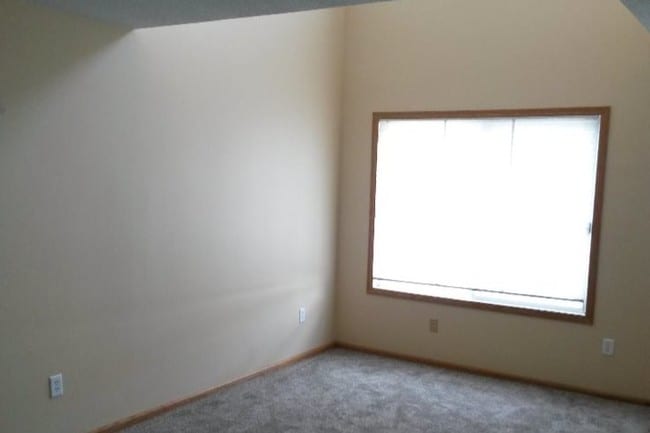 Lv Room 2 - 1830 121st Ln NW