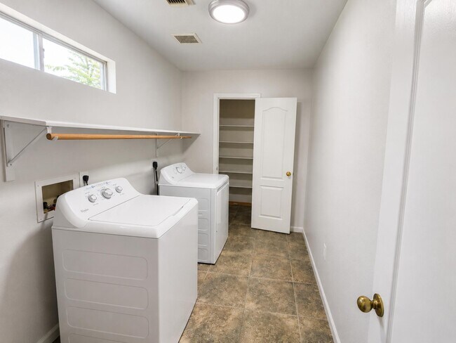 Building Photo - 5118 Littleneviss Dr