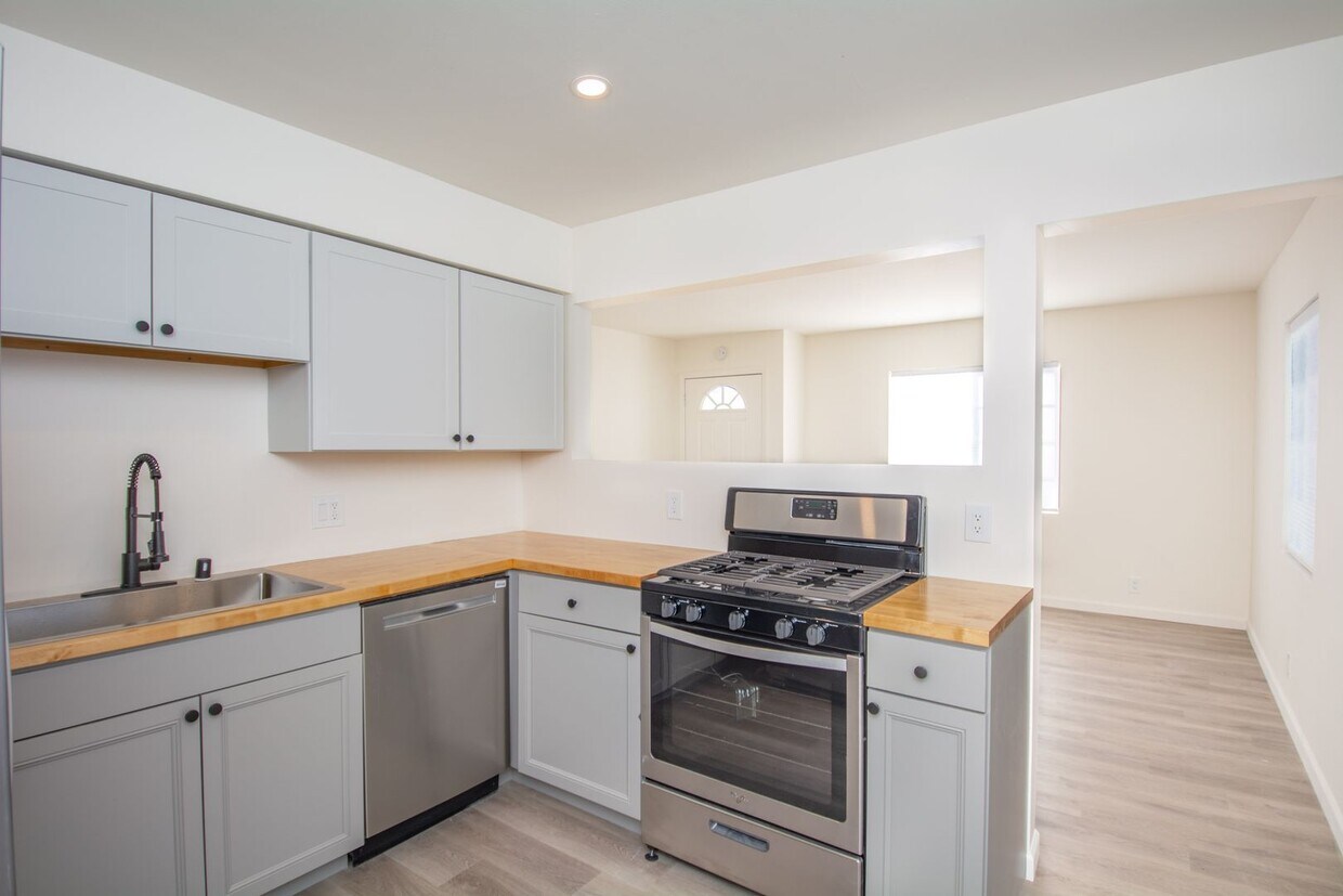 Foto principal - 4BR/2BA Home with Modern Updates/Private Y...