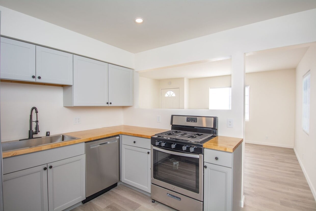 Primary Photo - 4BR/2BA Home with Modern Updates/Private Y...