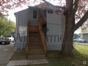 Building Photo - 904 SE Birch Ave