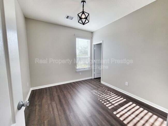 Foto del edificio - 1618 Cintola Ln