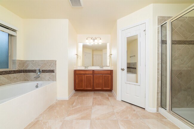 Foto del edificio - 15615 Whispering Green Dr