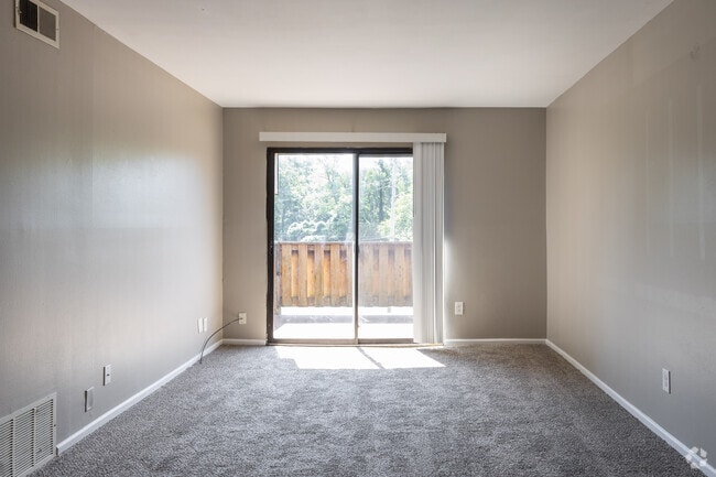 1BR, 1BA - 575SF - Living Room - Emerald Crossing