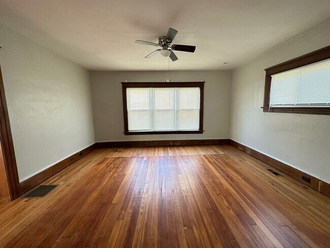 Building Photo - Large Remodeled Modish Home