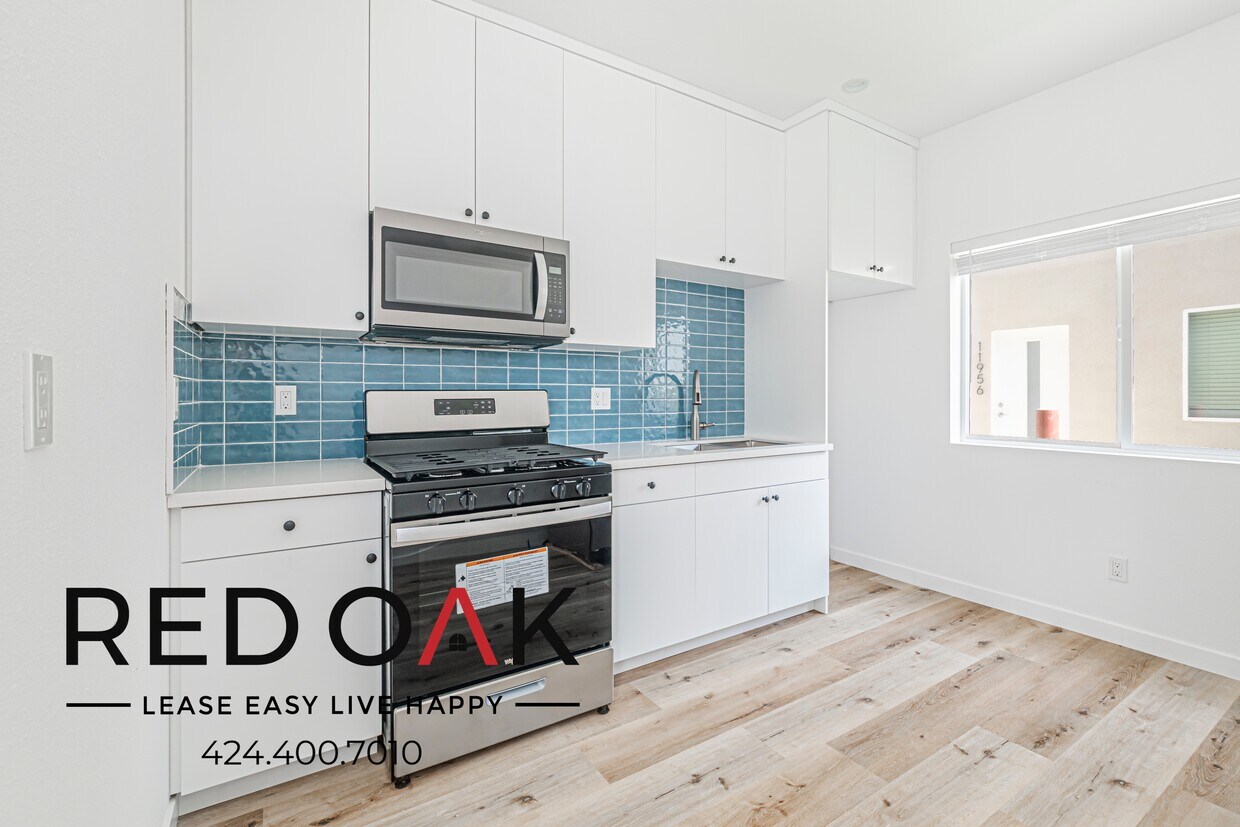 Primary Photo - 11956 1/2 Vanowen St