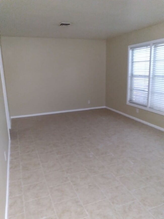 Building Photo - Great location