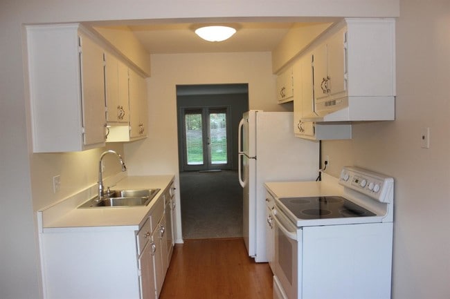 Building Photo - 656 Greenhills Dr
