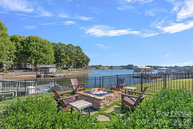 Foto del edificio - 18026 Whispering Oaks Dr