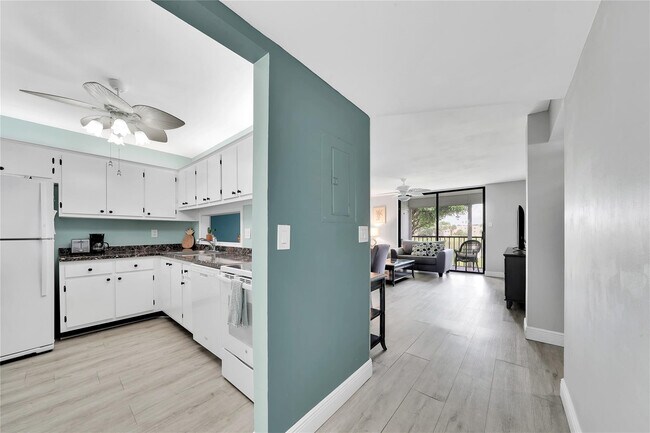 Foto del edificio - 5250 Las Verdes Cir