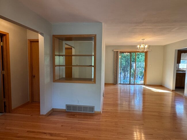 Building Photo - 510-512 Elm Street Duplex
