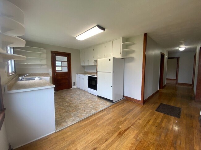 Building Photo - 3 Bedroom, 1 Bath Home Located in Baileyto...