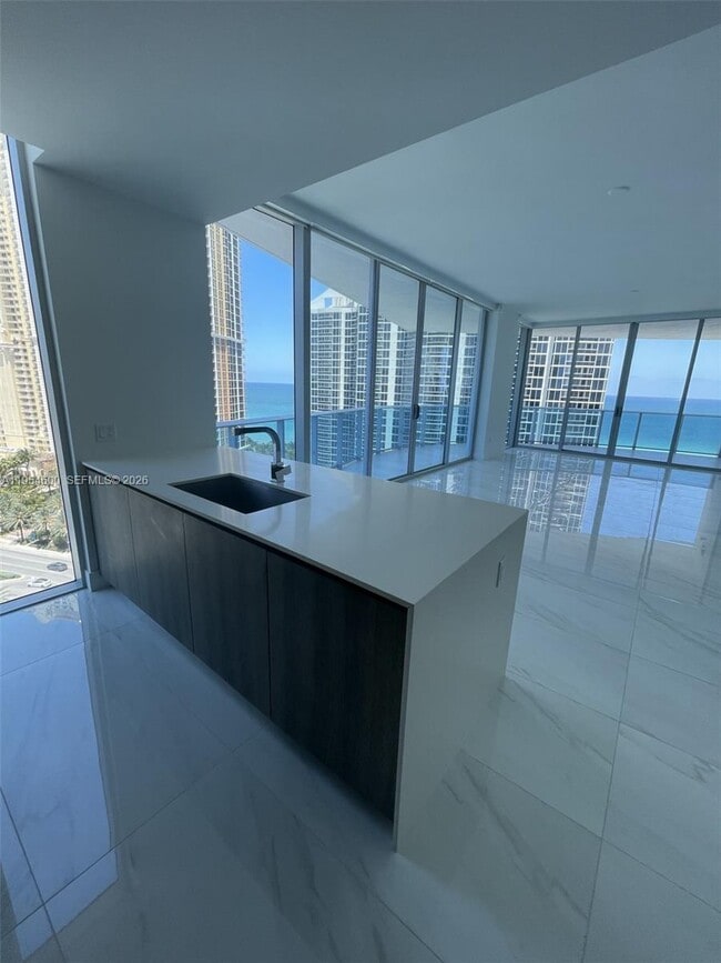 Foto del edificio - 17550 Collins Ave