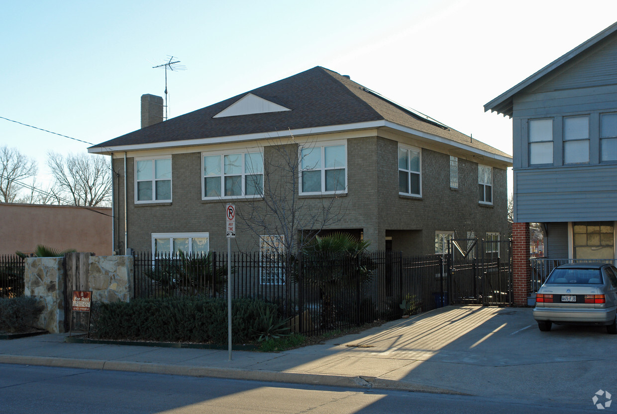 Primary Photo - 1122 N Zang Blvd
