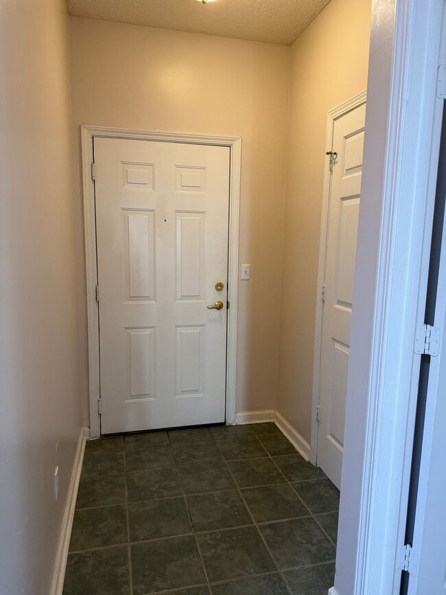 Building Photo - First Floor Condo - Estate at Westbury