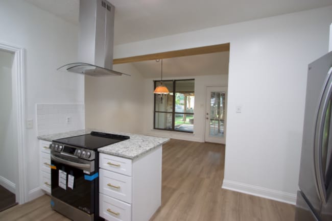 Building Photo - 320 Heneretta Dr