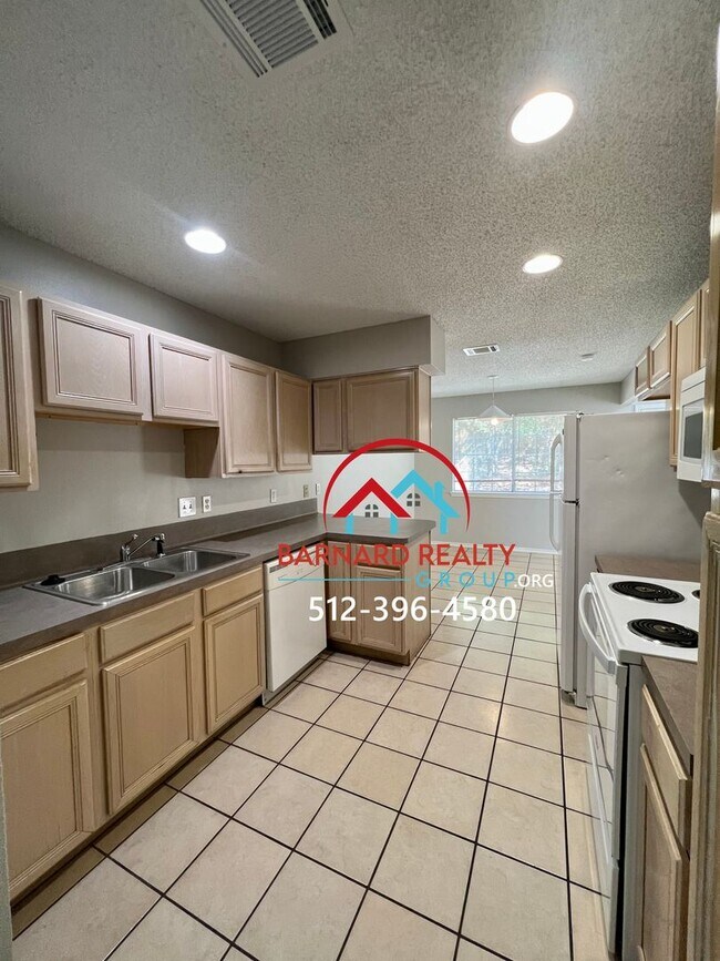 Foto del edificio - Available July 25: Spacious 3 Bedroom, 2.5 Bath Duplex with Garage