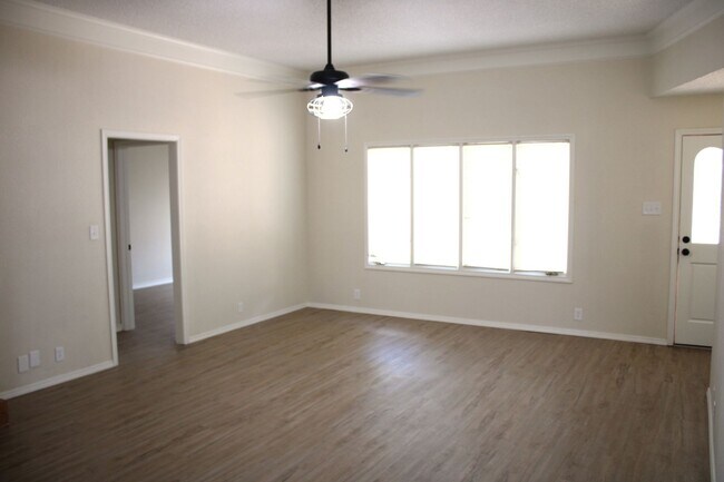 Building Photo - Remodeled 3/2/2 home Spacious & Modern