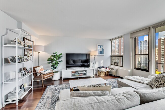 Foto del edificio - 1400 N State Pkwy