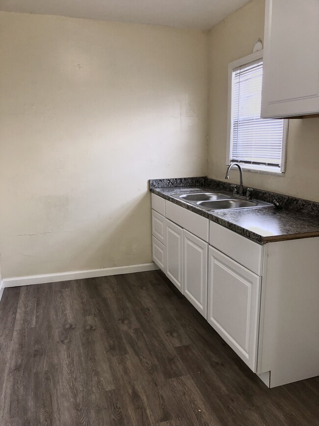 Building Photo - 931 E Brundage Ln