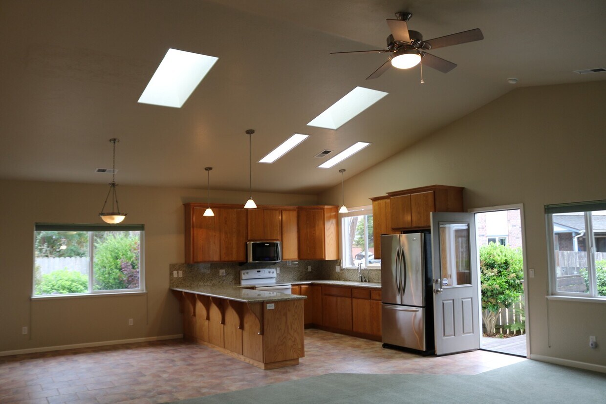 Foto principal - Gorgeous, spacious 3/2.5 with garage and o...