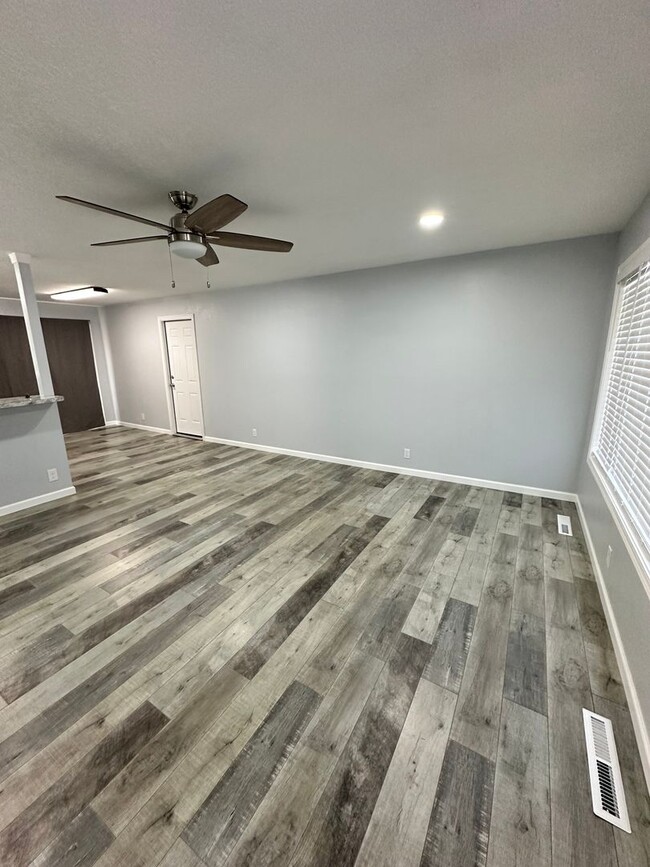 Building Photo - 3 Bedroom 2 Bath Home in Suburbs