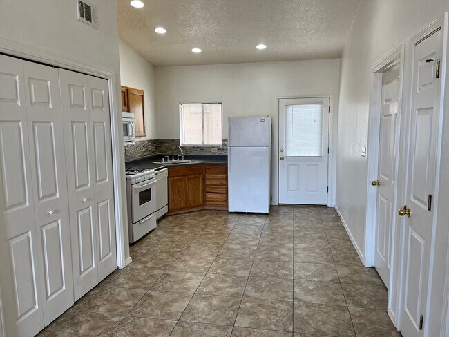Building Photo - 4308 Sabana Loop SE
