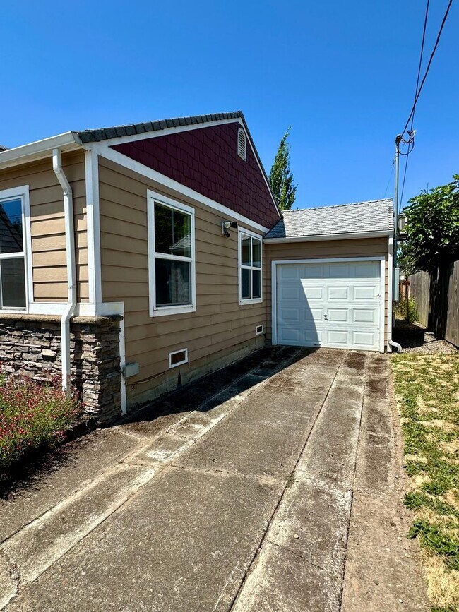 Building Photo - 1541 SE Salem Ave