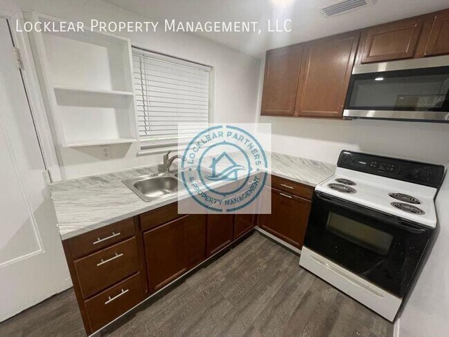Building Photo - Recently Renovated Duplex