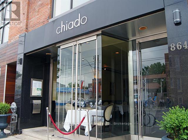 Building Photo - 866 College St