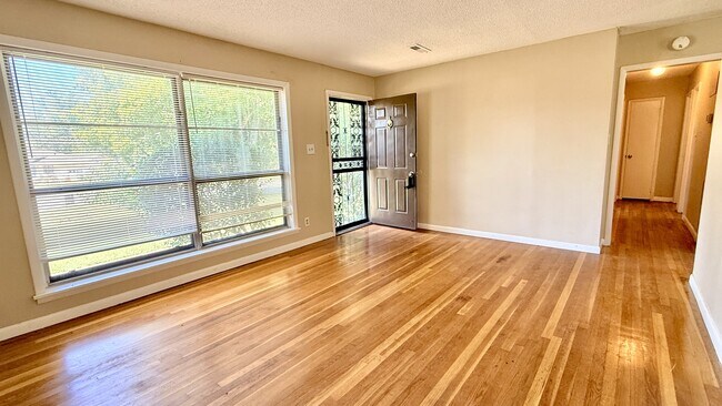 Foto del edificio - 641 Dawson Terrace NW