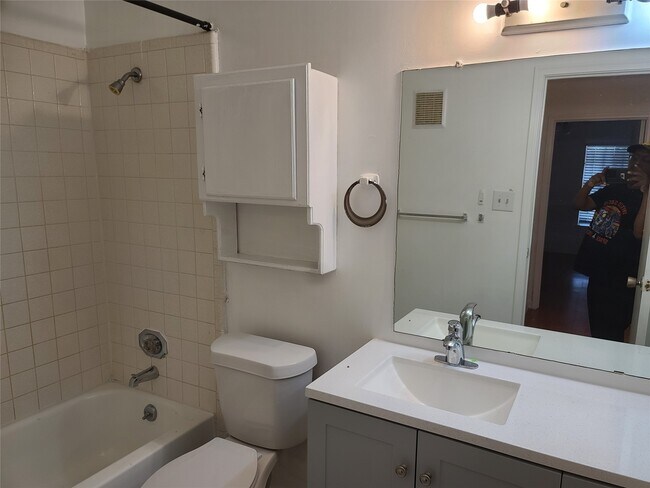 Foto del edificio - 6500 Sands Point Dr