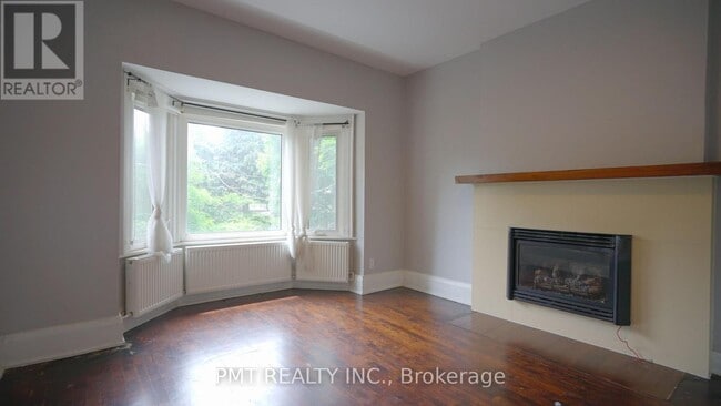 Building Photo - 128-128 Grenadier Rd