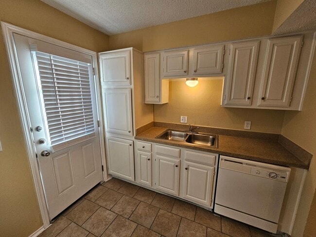 Photo - 1400 DARR ST # B Apartment