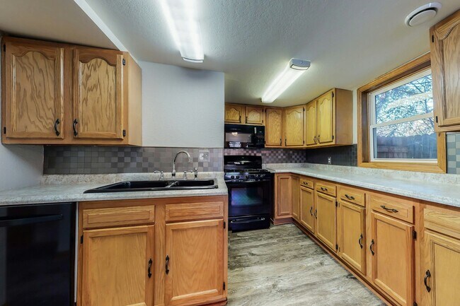 Building Photo - 540 6th St W