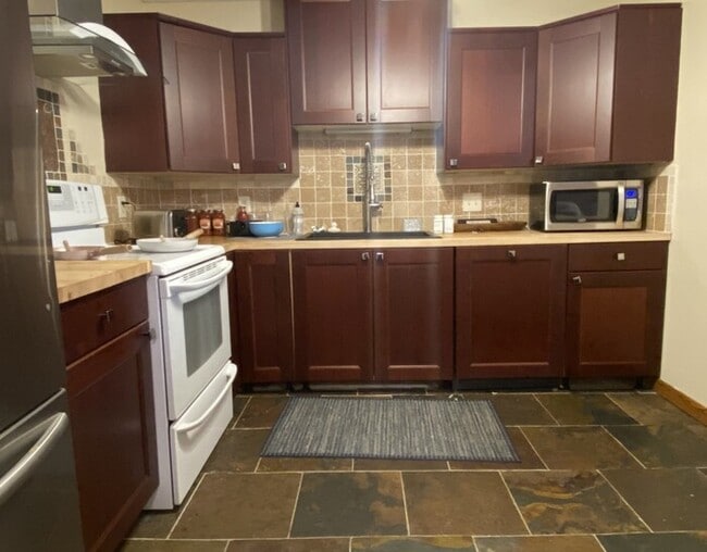Building Photo - 2BR/2BA Plymouth Condo Available