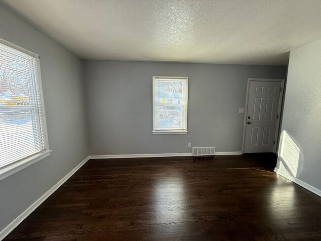 Building Photo - Beautiful 2 Bedroom 1 Bathroom in Kansas City!