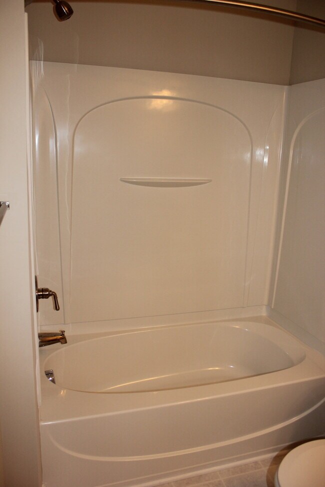 Building Photo - Nice 2 Bedroom, 2.5 Bath Townhouse