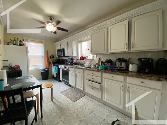 Foto del edificio - Spacious 4-bed, 2-bath in Allston - Laundry in Unit!